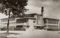 475 Gezicht op de voor- en linkerzijgevel van het Stedelijk Gymnasium (Homeruslaan 40) te Utrecht.